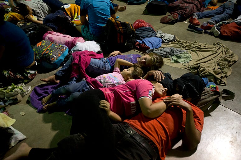 Migrantes hondureños duermen en un refugio improvisado en Esquipulas, Guatemala, el lunes 15 de octubre de 2018. El grupo, estimado en 1.600 a 2.000 personas que esperan llegar a Estados Unidos, se quedó a dormir en esta ciudad luego de que las autoridade Migrantes hondureños duermen en un refugio improvisado en Esquipulas, Guatemala, el lunes 15 de octubre de 2018. El grupo, estimado en 1.600 a 2.000 personas que esperan llegar a Estados Unidos, se quedó a dormir en esta ciudad luego de que las autoridade