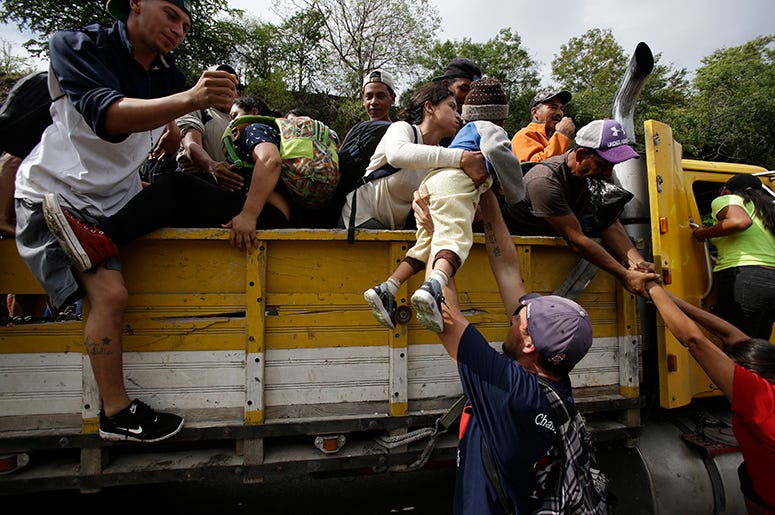Migrantes hondureños con destino a la frontera de Estados Unidos suben a la parte trasera de un camión en Zacapa, Guatemala, el miércoles 17 de octubre de 2018. Migrantes hondureños con destino a la frontera de Estados Unidos suben a la parte trasera de un camión en Zacapa, Guatemala, el miércoles 17 de octubre de 2018.