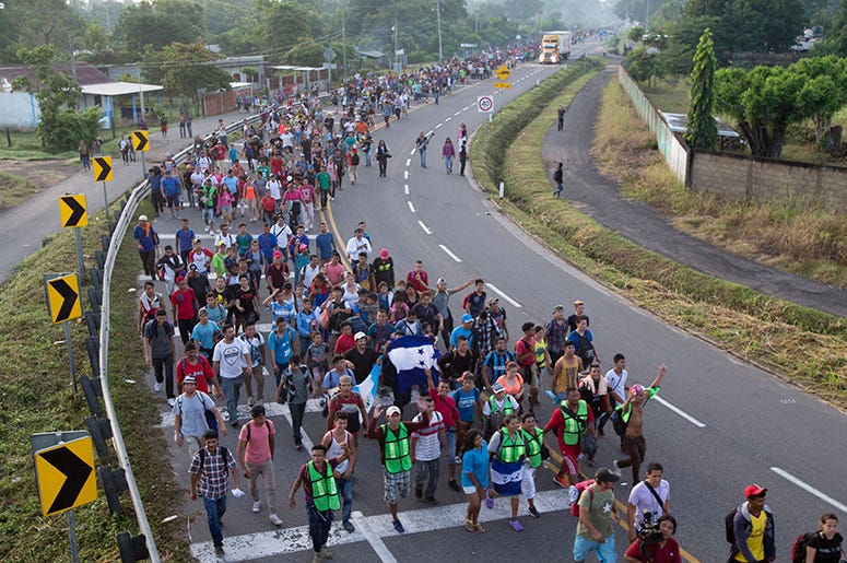 Migrantes centroamericanos caminan hacia la frontera de Estados Unidos sobre una carretera de Ciudad Hidalgo, México, el domingo 21 de octubre de 2018. Migrantes centroamericanos caminan hacia la frontera de Estados Unidos sobre una carretera de Ciudad Hidalgo, México, el domingo 21 de octubre de 2018.