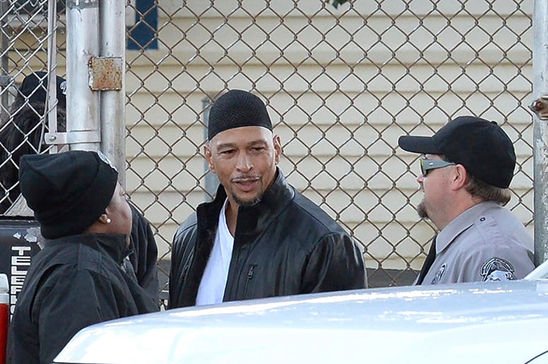 Rae Carruth, centro, ex wide receiver de los Panthers de Carolina de la NFL, abandona la Institución Correccional Sampson, de Clinton, Carolina del Norte, tras cumplir una condena de 18 a 24 años, el lunes 22 de octubre de 2018. Rae Carruth, centro, ex wide receiver de los Panthers de Carolina de la NFL, abandona la Institución Correccional Sampson, de Clinton, Carolina del Norte, tras cumplir una condena de 18 a 24 años, el lunes 22 de octubre de 2018.
