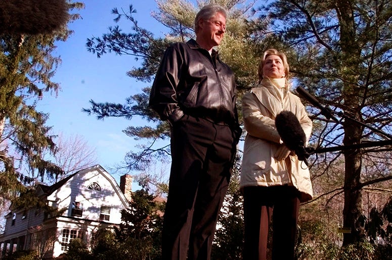 En esta foto de archivo del 6 de enero de 2000, Bill y Hillary Clinton están en la entrada de su nuevo hogar en Chappaqua, Nueva York. Un funcionario dijo el miércoles 24 de octubre de 2018 que se halló "un artefacto explosivo funcional" en la casa. En esta foto de archivo del 6 de enero de 2000, Bill y Hillary Clinton están en la entrada de su nuevo hogar en Chappaqua, Nueva York. Un funcionario dijo el miércoles 24 de octubre de 2018 que se halló "un artefacto explosivo funcional" en la casa.
