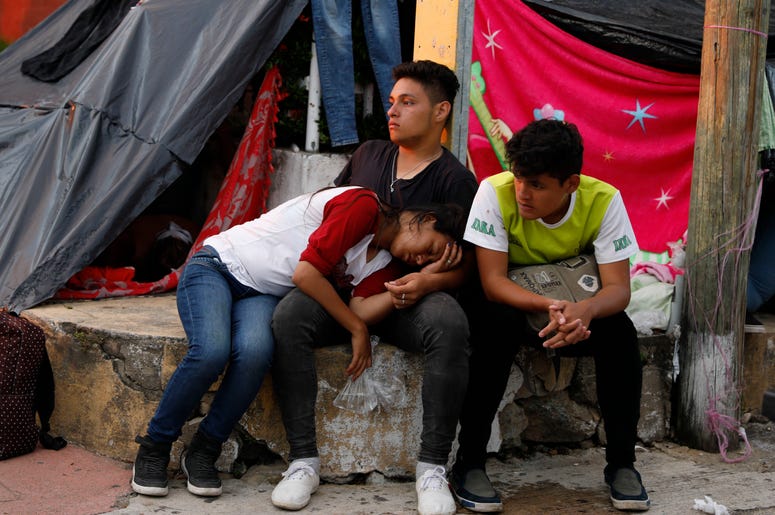 Migrantes centroamericanos descansan mientras la caravana que avanza lentamente hacia la frontera con Estados Unidos para para hacer noche en Pijijiapan, en el estado mexicano de Chiapas, el 25 de octubre de 2018. Migrantes centroamericanos descansan mientras la caravana que avanza lentamente hacia la frontera con Estados Unidos para para hacer noche en Pijijiapan, en el estado mexicano de Chiapas, el 25 de octubre de 2018.