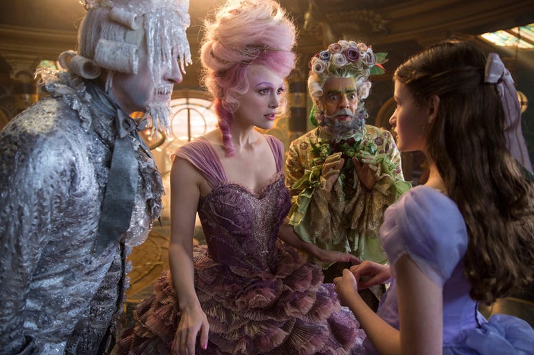 Esta foto liberada por Disney, desde la izquierda, muestra a Richard E. Grant, Keira Knightley, Eugenio Derbez y Mackenzie Foy en una escena de “El cascanueces y los cuatros reinos”. Esta foto liberada por Disney, desde la izquierda, muestra a Richard E. Grant, Keira Knightley, Eugenio Derbez y Mackenzie Foy en una escena de “El cascanueces y los cuatros reinos”.
