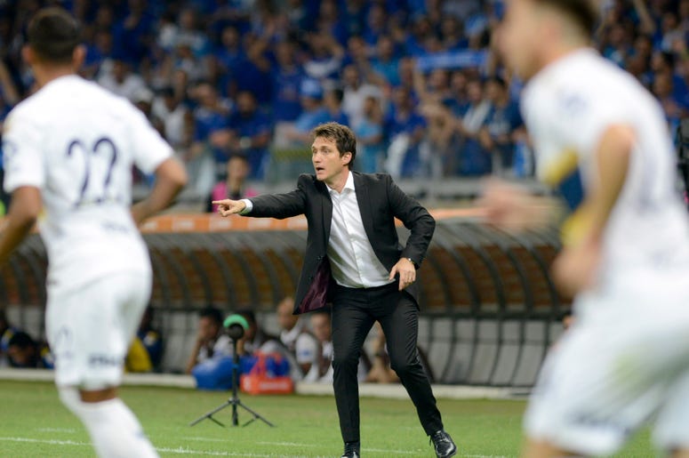 El técnico Guillermo Barros Schelotto (centro) Boca Juniors da instrucciones durante el partido de cuartos de final de la Copa Libertadores ante Cruzeiro en Belo Horizonte, Brasil, el jueves 4 de octubre de 2018. El técnico Guillermo Barros Schelotto (centro) Boca Juniors da instrucciones durante el partido de cuartos de final de la Copa Libertadores ante Cruzeiro en Belo Horizonte, Brasil, el jueves 4 de octubre de 2018.