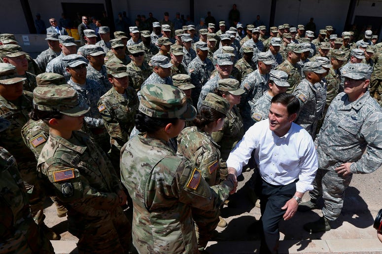 El gobernador de Arizona, el republicano Doug Ducey, se reúne con miembros de la Guardia Nacional en la Base Militar Papago Park en Phoenix el 9 de abril del 2018. El gobernador de Arizona, el republicano Doug Ducey, se reúne con miembros de la Guardia Nacional en la Base Militar Papago Park en Phoenix el 9 de abril del 2018.