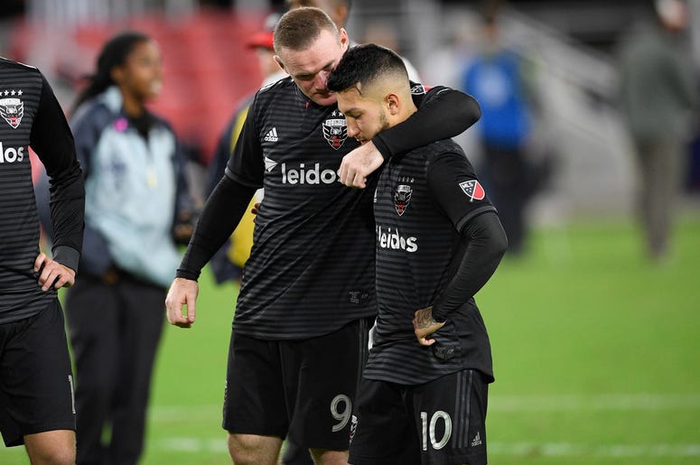 El inglés Wayne Rooney trata de consolar al argentino Luciano Acosta, su compañero en el D.C. UInited, tras la derrota por penales ante el Crew de Columbus, el jueves 1 de noviembre de 2018 El inglés Wayne Rooney trata de consolar al argentino Luciano Acosta, su compañero en el D.C. UInited, tras la derrota por penales ante el Crew de Columbus, el jueves 1 de noviembre de 2018