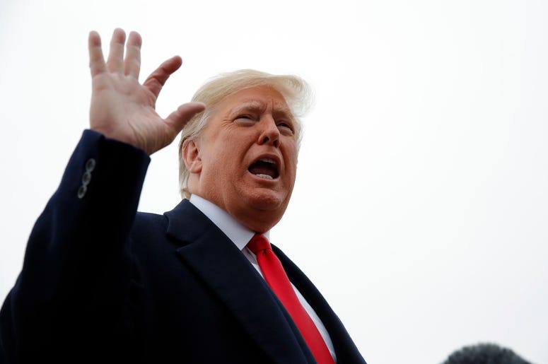 El presidente Donald Trump habla con la prensa antes de abordar el Air Force One, el lunes 5 de noviembre de 2018, en la base de la Fuerza Aérea Andrews en Maryland. El presidente Donald Trump habla con la prensa antes de abordar el Air Force One, el lunes 5 de noviembre de 2018, en la base de la Fuerza Aérea Andrews en Maryland.