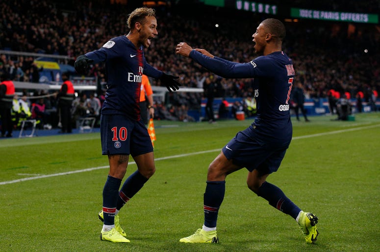 Kylian Mbappé, derecha, se dirige al brasileño Neymar, para festejar el segundo gol del PSG en el partido de la liga francesa ante Lille en el estadio Parc des Princes de París, el viernes 2 de noviembre de 2018. Las esperanzas Paris Saint-Germain de bril Kylian Mbappé, derecha, se dirige al brasileño Neymar, para festejar el segundo gol del PSG en el partido de la liga francesa ante Lille en el estadio Parc des Princes de París, el viernes 2 de noviembre de 2018. Las esperanzas Paris Saint-Germain de bril