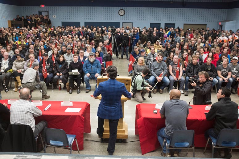 Jerry Dias, presidente del sindicato de empleadoso automotrices de Oshawa, Ontario, hablando ante los empleados de esa planta después de que GM dijo que iba a haber despidos masivos en EEUU y Canadá. Jerry Dias, presidente del sindicato de empleadoso automotrices de Oshawa, Ontario, hablando ante los empleados de esa planta después de que GM dijo que iba a haber despidos masivos en EEUU y Canadá.