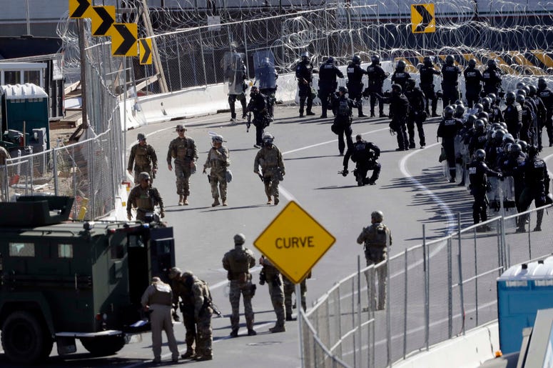 En esta fotografía del domingo 25 de noviembre de 2018 se muestran elementos del Ejército y agentes de la Oficina de Aduanas y Protección Fronteriza de Estados Unidos en el cruce fronterizo de San Ysidro, en San Diego. En esta fotografía del domingo 25 de noviembre de 2018 se muestran elementos del Ejército y agentes de la Oficina de Aduanas y Protección Fronteriza de Estados Unidos en el cruce fronterizo de San Ysidro, en San Diego.