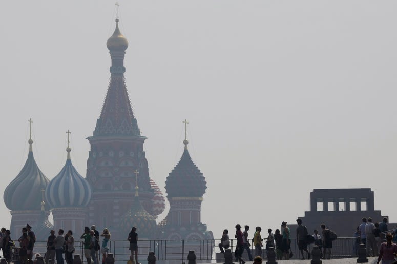 En esta imagen del 29 de julio de 2010 se ve la catedral de San Basilio, en Moscú, en una densa capa de smog durante una ola de calor. En esta imagen del 29 de julio de 2010 se ve la catedral de San Basilio, en Moscú, en una densa capa de smog durante una ola de calor.