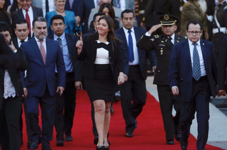 En esta foto de archivo del 6 de enero de 2018, la entonces vicepresidenta de Ecuador, María Alejandra Vicuña, muestra su aprobación cuando abandona la Asamblea Nacional en Quito. El lunes 3 de diciembre de 2018 el presidente de Ecuador, Lenín Moreno, des En esta foto de archivo del 6 de enero de 2018, la entonces vicepresidenta de Ecuador, María Alejandra Vicuña, muestra su aprobación cuando abandona la Asamblea Nacional en Quito. El lunes 3 de diciembre de 2018 el presidente de Ecuador, Lenín Moreno, des