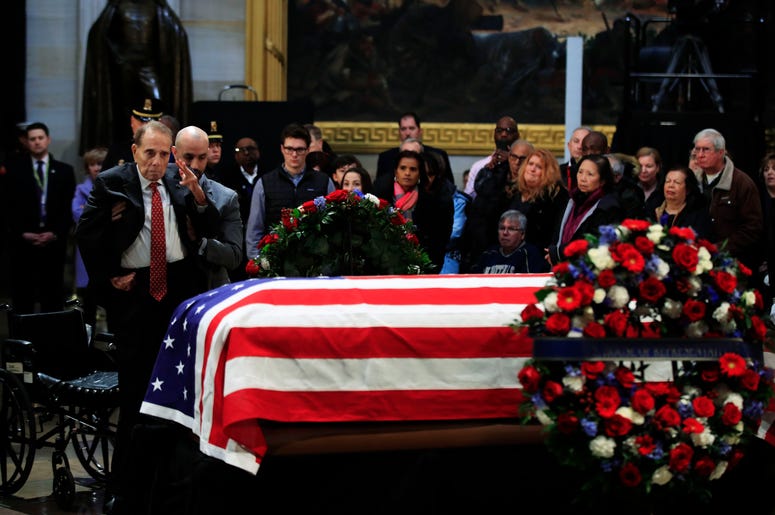 El exsenador Bob Dole hace un saludo militar al féretro con los restos mortales del expresidente de Estados Unidos George H.W. Bush, en el Capitolio, Washington, el 4 de diciembre de 2018. El exsenador Bob Dole hace un saludo militar al féretro con los restos mortales del expresidente de Estados Unidos George H.W. Bush, en el Capitolio, Washington, el 4 de diciembre de 2018.