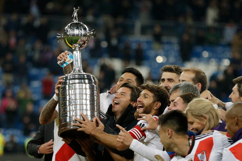El técnico Marcelo Gallardo de River Plate festeja con el trofeo de la Copa Libertadores tras vencer a Boca Juniors en la final que se disputó en el estadio Santiago Bernabéu en Madrid, España, el domingo 9 de diciembre de 2018. Facebook transmitirá la Copa Libertadores