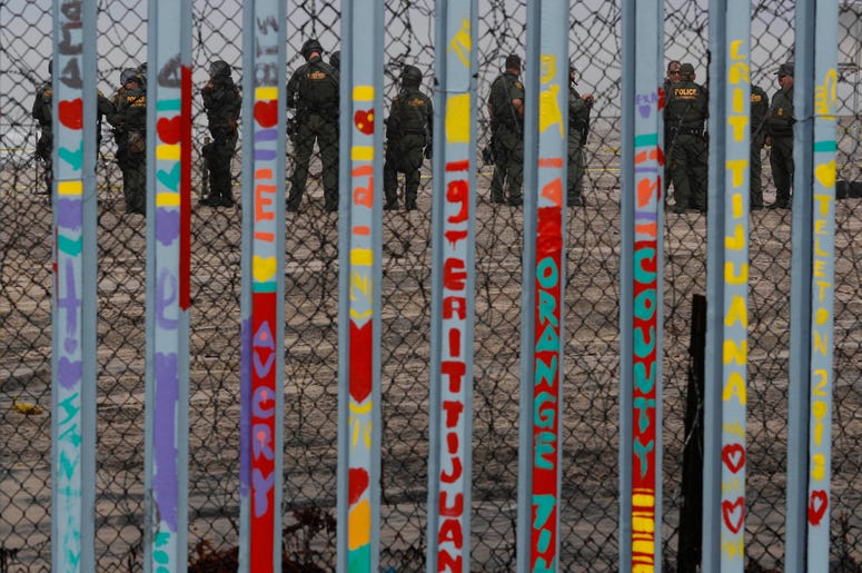 Agentes de la Patrulla Fronteriza estadounidense montan guardia en San Diego, California, 10 de diciembre de 2018. El presidente Donald Trump amenazó el martes 11 de diciembre de 2018 con encomendar a las fuerzas armadas la construcción del muro prometido Agentes de la Patrulla Fronteriza estadounidense montan guardia en San Diego, California, 10 de diciembre de 2018. El presidente Donald Trump amenazó el martes 11 de diciembre de 2018 con encomendar a las fuerzas armadas la construcción del muro prometido