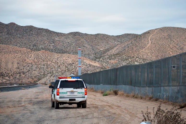 En esta imagen del 4 de enero de 2016, un agente de la Patrulla Fronteriza recorre Sunland Park junto a la frontera entre Estados Unidos y México, limítrofe con Ciudad Juárez. Investigarán causa de muerte de niña guatemalteca en EEUU