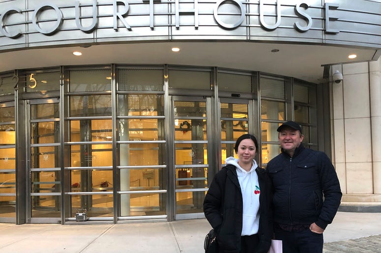 El australiano Wayne Burg y su hija Lydia en el tribunal en Brooklyn donde es enjuiciado Joaquín "El Chapo" Guzmán, el 3 de diciembre del 2018. El australiano Wayne Burg y su hija Lydia en el tribunal en Brooklyn donde es enjuiciado Joaquín "El Chapo" Guzmán, el 3 de diciembre del 2018.