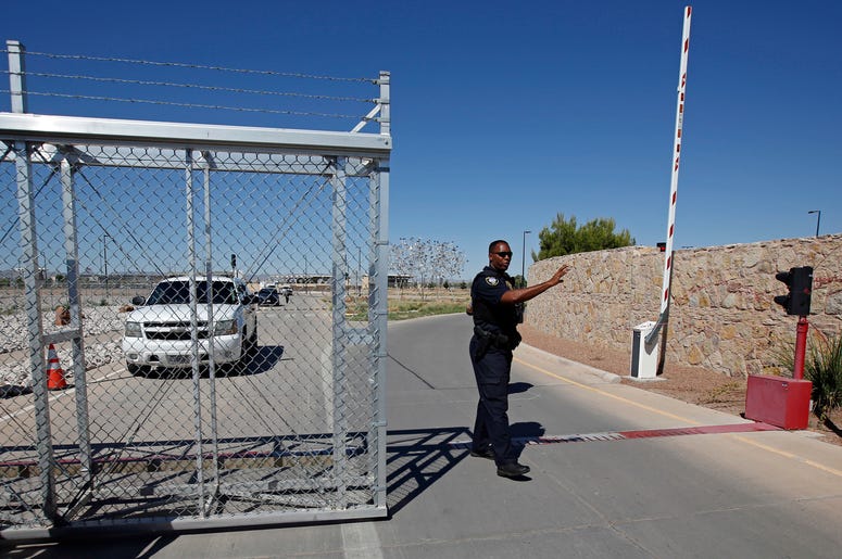 En esta imagen del 21 de junio de 2018, un agente del Departamento de Seguridad Nacional controla el acceso a un centro de retención de niños migrantes en Tornillo, Texas. En esta imagen del 21 de junio de 2018, un agente del Departamento de Seguridad Nacional controla el acceso a un centro de retención de niños migrantes en Tornillo, Texas.