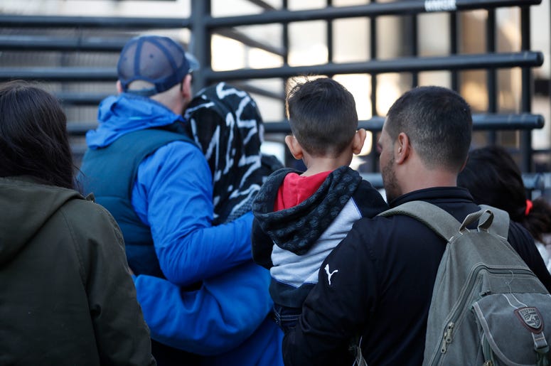 Inmigrantes buscando asilo en el cruce fronterizo de Otay Mesa en San Diego, California el 18 de diciembre del 2018. Inmigrantes buscando asilo en el cruce fronterizo de Otay Mesa en San Diego, California el 18 de diciembre del 2018.