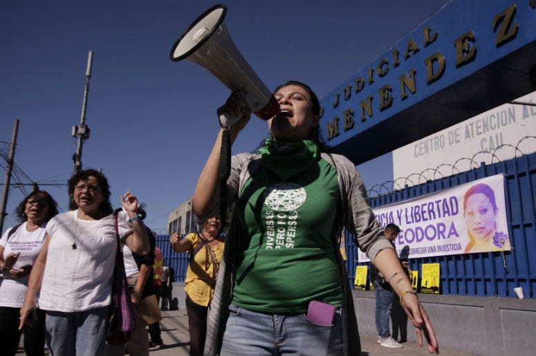 En esta foto de archivo del 13 de diciembre de 2017, mujeres protestan afuera de una sala de audiencias para demandar al gobierno que libere a mujeres presas que cumplen una condena de 30 años de prisión por haber abortado en San Salvador, El Salvador. En esta foto de archivo del 13 de diciembre de 2017, mujeres protestan afuera de una sala de audiencias para demandar al gobierno que libere a mujeres presas que cumplen una condena de 30 años de prisión por haber abortado en San Salvador, El Salvador.