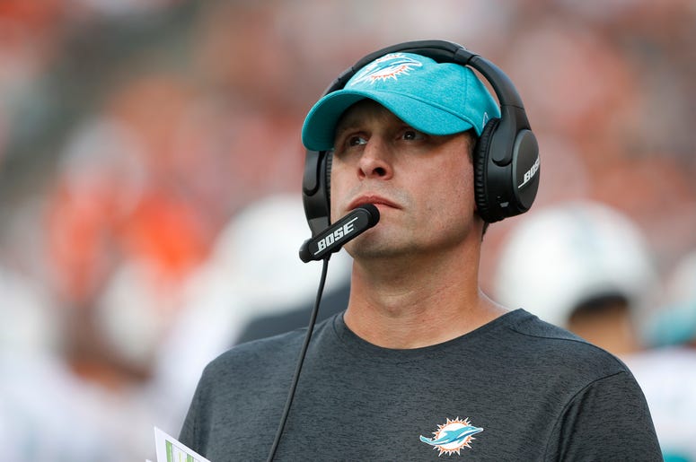 En imagen de archivo del 7 de octubre de 2018, el head coach Adam Gase, de los Dolphins de Miami, sigue las acciones durante el partido de NFL ante los Bengals, en Cincinnati. En imagen de archivo del 7 de octubre de 2018, el head coach Adam Gase, de los Dolphins de Miami, sigue las acciones durante el partido de NFL ante los Bengals, en Cincinnati.