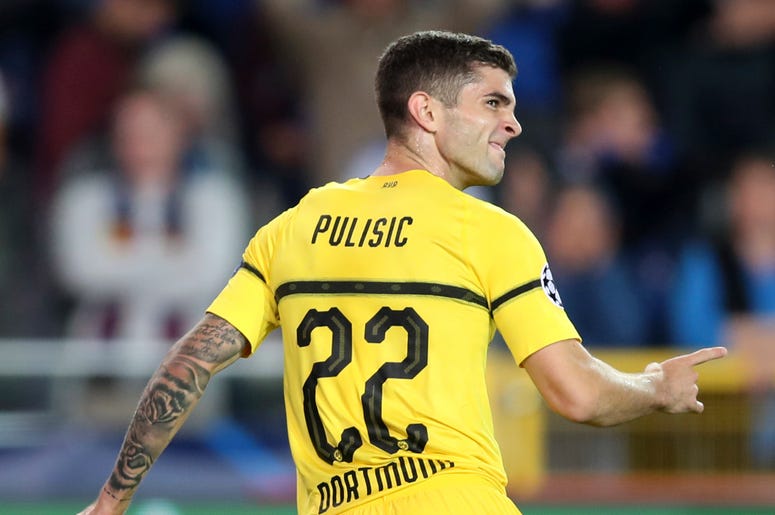 En esta fotografía del 18 de septiembre de 2018, el jugador del Borussia Dortmund, Christian Pulisic, celebra su gol durante el partido de la Liga de Campeones contra Brujas en Bélgica. En esta fotografía del 18 de septiembre de 2018, el jugador del Borussia Dortmund, Christian Pulisic, celebra su gol durante el partido de la Liga de Campeones contra Brujas en Bélgica.