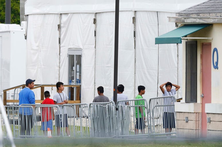 Esta foto de archivo del 20 de junio del 2018 muestra a niños inmigrantes afuera del Centro de Detención Temporal Homestead para Menores No Acompañados, en Homestead, Florida. Esta foto de archivo del 20 de junio del 2018 muestra a niños inmigrantes afuera del Centro de Detención Temporal Homestead para Menores No Acompañados, en Homestead, Florida.
