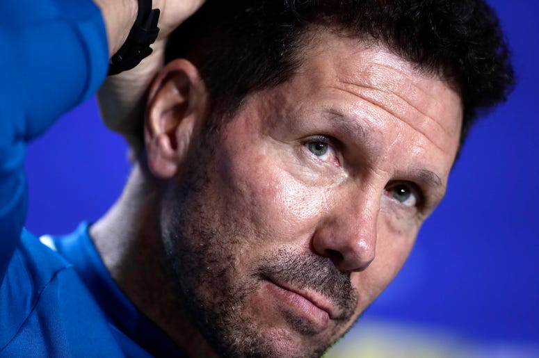 En esta fotografía del martes 27 de noviembre de 2018 se muestra al técnico del Atlético de Madrid, Diego Simeone, durante una conferencia de prensa en el estadio Wanda Metropolitano, en Madrid, España En esta fotografía del martes 27 de noviembre de 2018 se muestra al técnico del Atlético de Madrid, Diego Simeone, durante una conferencia de prensa en el estadio Wanda Metropolitano, en Madrid, España