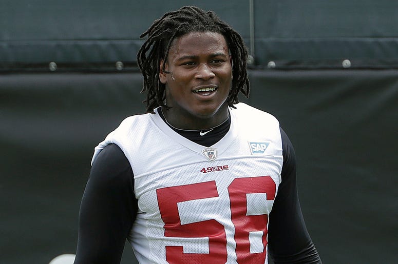 En esta fotografía del 30 de mayo de 2018 el entonces linebacker de los 49ers de San Francisco, Reuben Foster, camina en el campo durante el entrenamiento del equipo en Santa Clara, California. En esta fotografía del 30 de mayo de 2018 el entonces linebacker de los 49ers de San Francisco, Reuben Foster, camina en el campo durante el entrenamiento del equipo en Santa Clara, California.