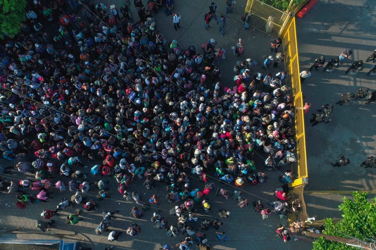 Migrantes centroamericanos se aglomeran en Tecun Uman, en la frontera entre México y Guatemala, el 2 de noviembre del 2018. Migrantes centroamericanos se aglomeran en Tecun Uman, en la frontera entre México y Guatemala, el 2 de noviembre del 2018.