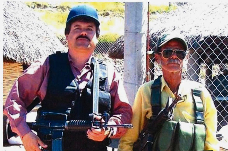 En esta foto sin fecha proporcionada por la Oficina del Fiscal de los Estados Unidos para el Distrito Este de Nueva York, Joaquín "El Chapo" Guzmán, a la izquierda, posa con un hombre no identificado. Los mensajes de texto enviados por el narcotraficante En esta foto sin fecha proporcionada por la Oficina del Fiscal de los Estados Unidos para el Distrito Este de Nueva York, Joaquín "El Chapo" Guzmán, a la izquierda, posa con un hombre no identificado. Los mensajes de texto enviados por el narcotraficante