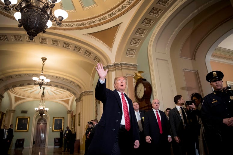 El presidente de Estados Unidos, Donald Trump, acompañado del vicepresidente, Mike Pence, saludan a reporteros a su llegada al almuerzo del grupo republicano en el Senado, en el Capitolio, en Washington, el 9 de enero de 2019. El presidente de Estados Unidos, Donald Trump, acompañado del vicepresidente, Mike Pence, saludan a reporteros a su llegada al almuerzo del grupo republicano en el Senado, en el Capitolio, en Washington, el 9 de enero de 2019.