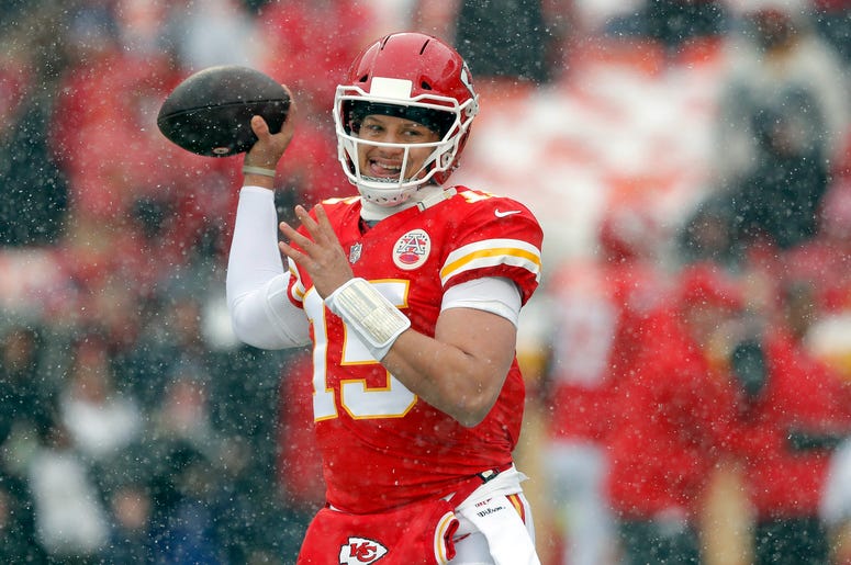 El quarterback Patrick Mahomes (15), de los Chiefs de Kansas City, se prepara para el duelo divisional de los playoffs de la NFL ante los Colts de Indianápolis, en Kansas City, Missouri, el sábado 12 de enero de 2019. El quarterback Patrick Mahomes (15), de los Chiefs de Kansas City, se prepara para el duelo divisional de los playoffs de la NFL ante los Colts de Indianápolis, en Kansas City, Missouri, el sábado 12 de enero de 2019.