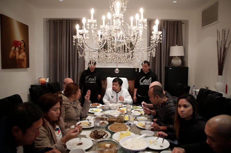 El boxeador filipino Manny Pacquiao, al centro, desayuna con familiares y amigos tras su carrera matutina el lunes, 14 de enero del 2019, en Los Angeles. El boxeador filipino Manny Pacquiao, al centro, desayuna con familiares y amigos tras su carrera matutina el lunes, 14 de enero del 2019, en Los Angeles.