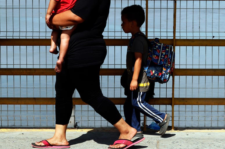 Una madre y sus dos hijos cruzan el puente del río Suchiate en momentos en que los migrantes centroamericanos cruzan la frontera entre Guatemala y México, cerca de Ciudad Hidalgo, estado de Chiapas, México, el jueves 17 de enero de 2019. Una madre y sus dos hijos cruzan el puente del río Suchiate en momentos en que los migrantes centroamericanos cruzan la frontera entre Guatemala y México, cerca de Ciudad Hidalgo, estado de Chiapas, México, el jueves 17 de enero de 2019.