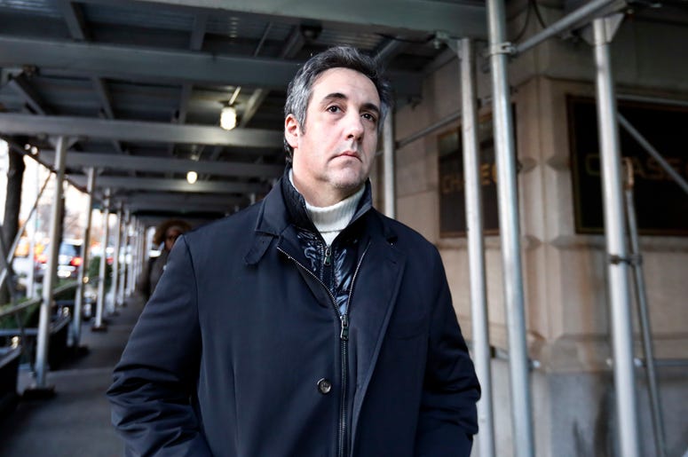 Foto de archivo, 7 de diciembre de Michael Cohen, ex abogado del presidente Donald Trump, saliendo de su departamento en Nueva York Foto de archivo, 7 de diciembre de Michael Cohen, ex abogado del presidente Donald Trump, saliendo de su departamento en Nueva York