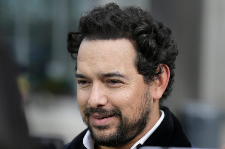 El actor Alejandro Edda habla con periodistas afuera de una corte federal en Brooklyn, Nueva York, el lunes 28 de enero de 2019. El actor Alejandro Edda habla con periodistas afuera de una corte federal en Brooklyn, Nueva York, el lunes 28 de enero de 2019.