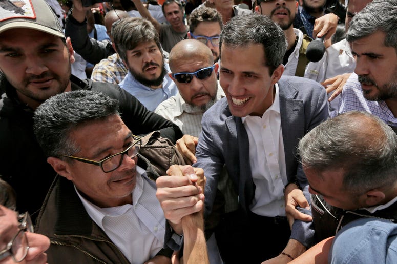 El autoproclamado presidente interino de Venezuela Juan Guaidó, saluda a sus simpatizantes después de un evento en una plaza pública del vecindario de Las Mercedes el sábado 26 de enero de 2019 en Caracas, Venezuela. El autoproclamado presidente interino de Venezuela Juan Guaidó, saluda a sus simpatizantes después de un evento en una plaza pública del vecindario de Las Mercedes el sábado 26 de enero de 2019 en Caracas, Venezuela.