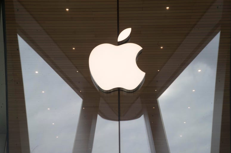 El logotipo de Apple en una tienda de la marca en Brooklyn, Nueva York, el 3 de enero de 2019. El logotipo de Apple en una tienda de la marca en Brooklyn, Nueva York, el 3 de enero de 2019.