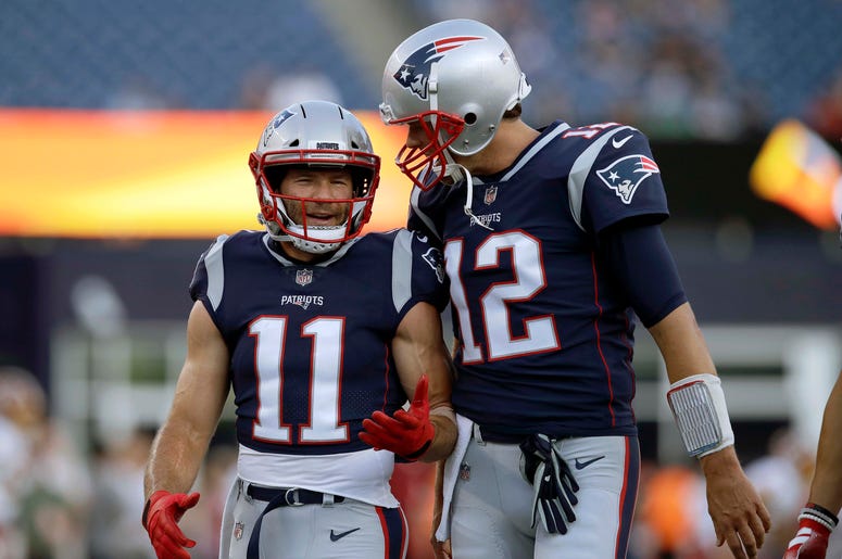 El wide receiver Julian Edelman (11), de los Patriots de Nueva Inglaterra, conversa con el quarterback Tom Brady (12). El wide receiver Julian Edelman (11), de los Patriots de Nueva Inglaterra, conversa con el quarterback Tom Brady (12).