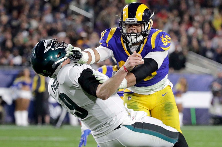 el defensive end de los Rams de Los Ángeles, Aaron Donald, golpea al quarterback de los Eagles de Filadelfia, Nick Foles, durante el partido de la NFL, en Los Ángeles. el defensive end de los Rams de Los Ángeles, Aaron Donald, golpea al quarterback de los Eagles de Filadelfia, Nick Foles, durante el partido de la NFL, en Los Ángeles.