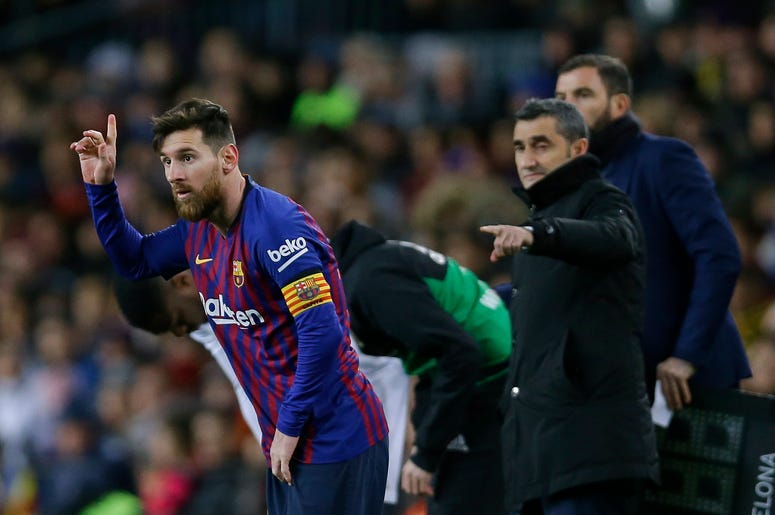 El delantero argentino Lionel Messi (izquierda) gesticula junto a su entrenador Ernesto Valverde durante el partido ante el Valencia en la Liga española, el sábado 2 de febrero de 2019. El delantero argentino Lionel Messi (izquierda) gesticula junto a su entrenador Ernesto Valverde durante el partido ante el Valencia en la Liga española, el sábado 2 de febrero de 2019.