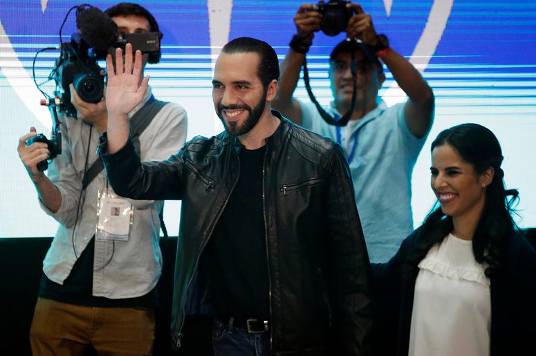 El candidato presidencial Nayib Bukele, de la derechista Gran Alianza para la Unidad Nacional (GANA), besa a su esposa Gabriela antes de dar una conferencia de prensa en San Salvador, El Salvador, el domingo 3 de febrero de 2019. El candidato presidencial Nayib Bukele, de la derechista Gran Alianza para la Unidad Nacional (GANA), besa a su esposa Gabriela antes de dar una conferencia de prensa en San Salvador, El Salvador, el domingo 3 de febrero de 2019.