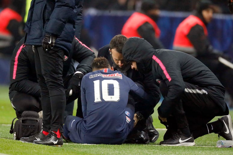 Neymar es atendido en el terreno de juego durante un partido del 23 de enero entre PSG y Estrasburgo en París. El brasileño sufrió una lesión que lo tendrá inactivo unas diez semanas y avivó el debate en torno a si Neymar se busca los golpes con un estilo Neymar es atendido en el terreno de juego durante un partido del 23 de enero entre PSG y Estrasburgo en París. El brasileño sufrió una lesión que lo tendrá inactivo unas diez semanas y avivó el debate en torno a si Neymar se busca los golpes con un estilo