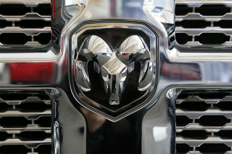 Fiat Chrysler está retirando del mercado más de 660.000 camionetas de servicio pesado en todo el mundo porque una tuerca floja puede causar una pérdida de control de la dirección. Fiat Chrysler está retirando del mercado más de 660.000 camionetas de servicio pesado en todo el mundo porque una tuerca floja puede causar una pérdida de control de la dirección.