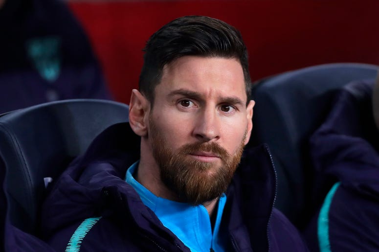 Lionel Messi desde la banca del Barcelona previo a la semifinal de la Copa del Rey ante el Real Madrid en el estadio Camp Nou en Barcelona, España, el miércoles 6 de febrero de 2019. Lionel Messi desde la banca del Barcelona previo a la semifinal de la Copa del Rey ante el Real Madrid en el estadio Camp Nou en Barcelona, España, el miércoles 6 de febrero de 2019.