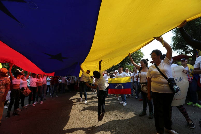 Manifestantes opositores llevan una bandera venezolana durante una protesta contra el presidente Nicolás Maduro en Urena, Venezuela, el martes 12 de febrero de 2019. Manifestantes opositores llevan una bandera venezolana durante una protesta contra el presidente Nicolás Maduro en Urena, Venezuela, el martes 12 de febrero de 2019.