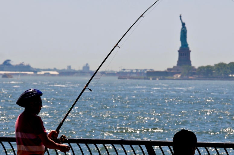Archivo - Fotografía del 17 de junio de 2018 de un hombre pescando en el parque municipal Battery en Nueva York. Archivo - Fotografía del 17 de junio de 2018 de un hombre pescando en el parque municipal Battery en Nueva York.