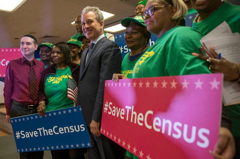 Fotografía de archivo del martes 3 de abril de 2018 del fiscal general de Nueva York Eric Schneiderman con miembros del consejo distrital 37 tras una conferencia de prensa en Nueva York. Fotografía de archivo del martes 3 de abril de 2018 del fiscal general de Nueva York Eric Schneiderman con miembros del consejo distrital 37 tras una conferencia de prensa en Nueva York.