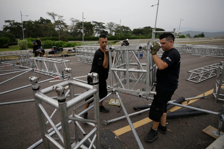Varios trabajadores arman el escenario el lunes 18 de febrero de 2019 para el concierto humanitario “Venezuela Aid Live” en el puente internacional Las Tienditas, en las afueras de Cúcuta, Colombia, que se efectuará el viernes en la frontera con Venezuela Varios trabajadores arman el escenario el lunes 18 de febrero de 2019 para el concierto humanitario “Venezuela Aid Live” en el puente internacional Las Tienditas, en las afueras de Cúcuta, Colombia, que se efectuará el viernes en la frontera con Venezuela